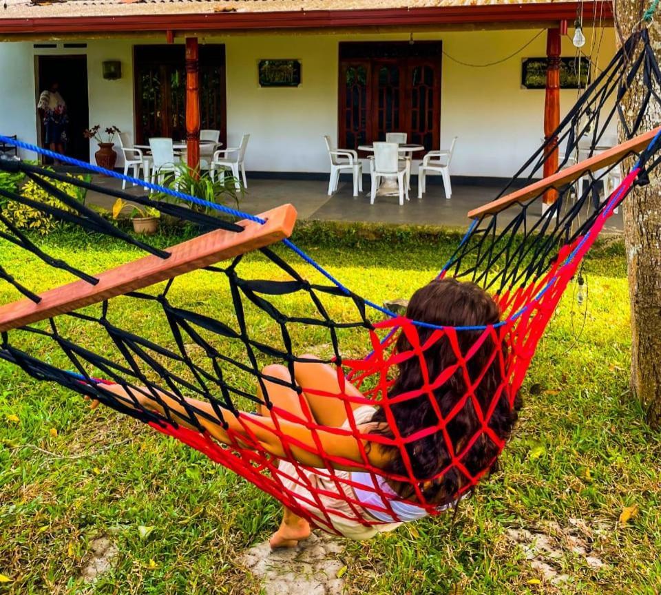 Tharurashmi Sea Pond Villa & Surf Hostel - Hiriketiya 디크웰라 외부 사진